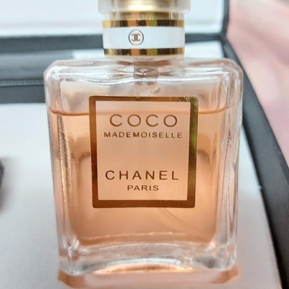 Great Christmas Gift🎁 CHANEL 5 piece Beauty Set. Leave message if interested. - Picture 6 of 9